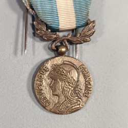 MEDAILLE COLONIALE AVEC BARRETTE EXTREME ORIENT COMMEMO INDOCHINE FABRICATION LOCALE INDOCHINE EN BRONZE ARGENTE